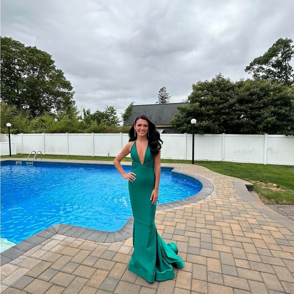 Elegant Green Evening Gown - Picture 1 of 3